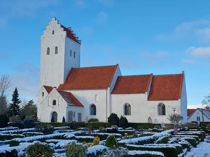Holme-Olstrup kirke med sne foto Lasse Bjerregaard Tejsner