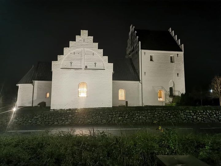 Sanderum kirke med lys om aftenen Foto Merete Hartvig Pedersen
