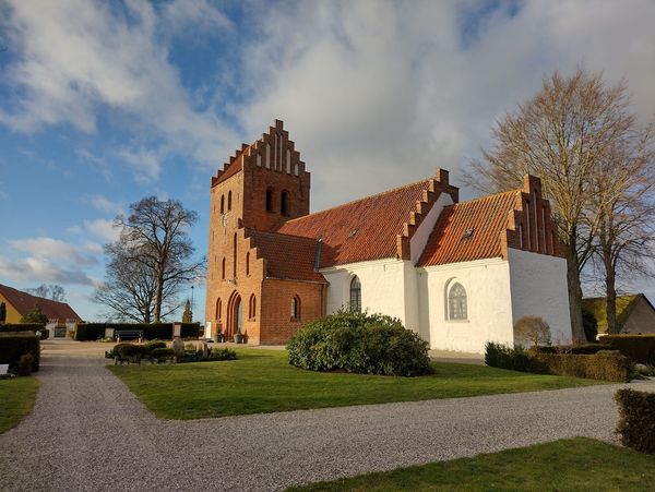 Osted-kirke-udefra-foto-Ernst-Olsen