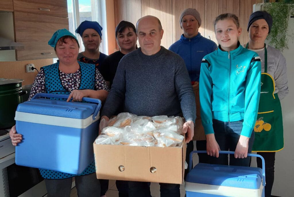 Udmattede ukrainske flygtninge får mad og varme