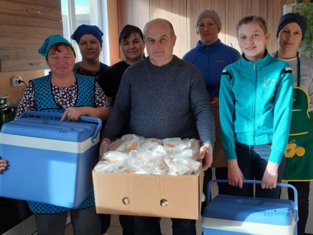 Udmattede ukrainske flygtninge får mad og varme