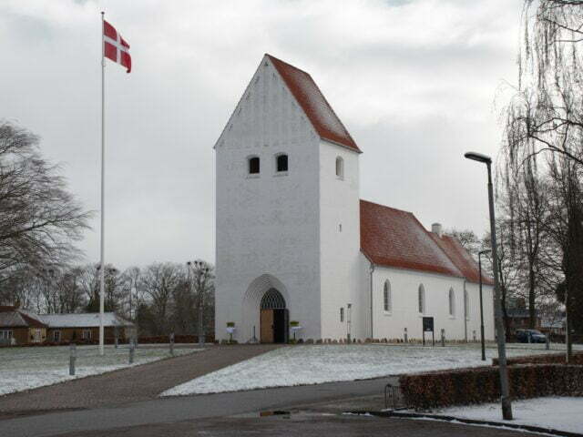 Vojens kirke med flag foto Anders Sjøgaard