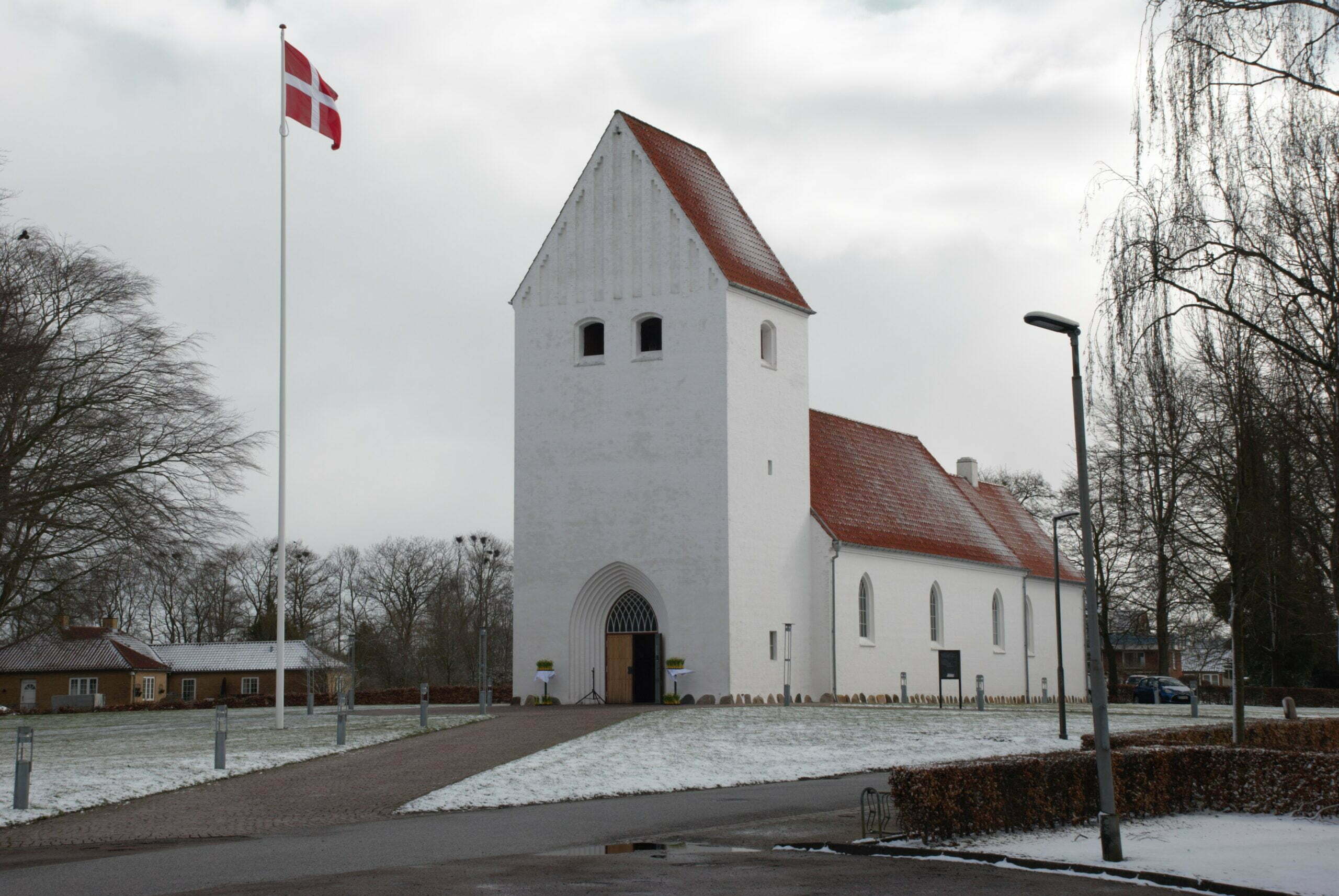 Vojens kirke med flag foto Anders Sjøgaard