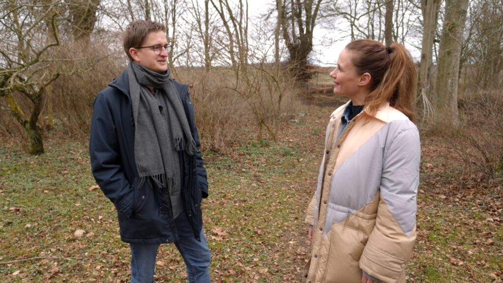 Teolog og tvivler Michael Agerbo Mørch er med Sofie Østergaard til gudstjeneste. Foto: DR